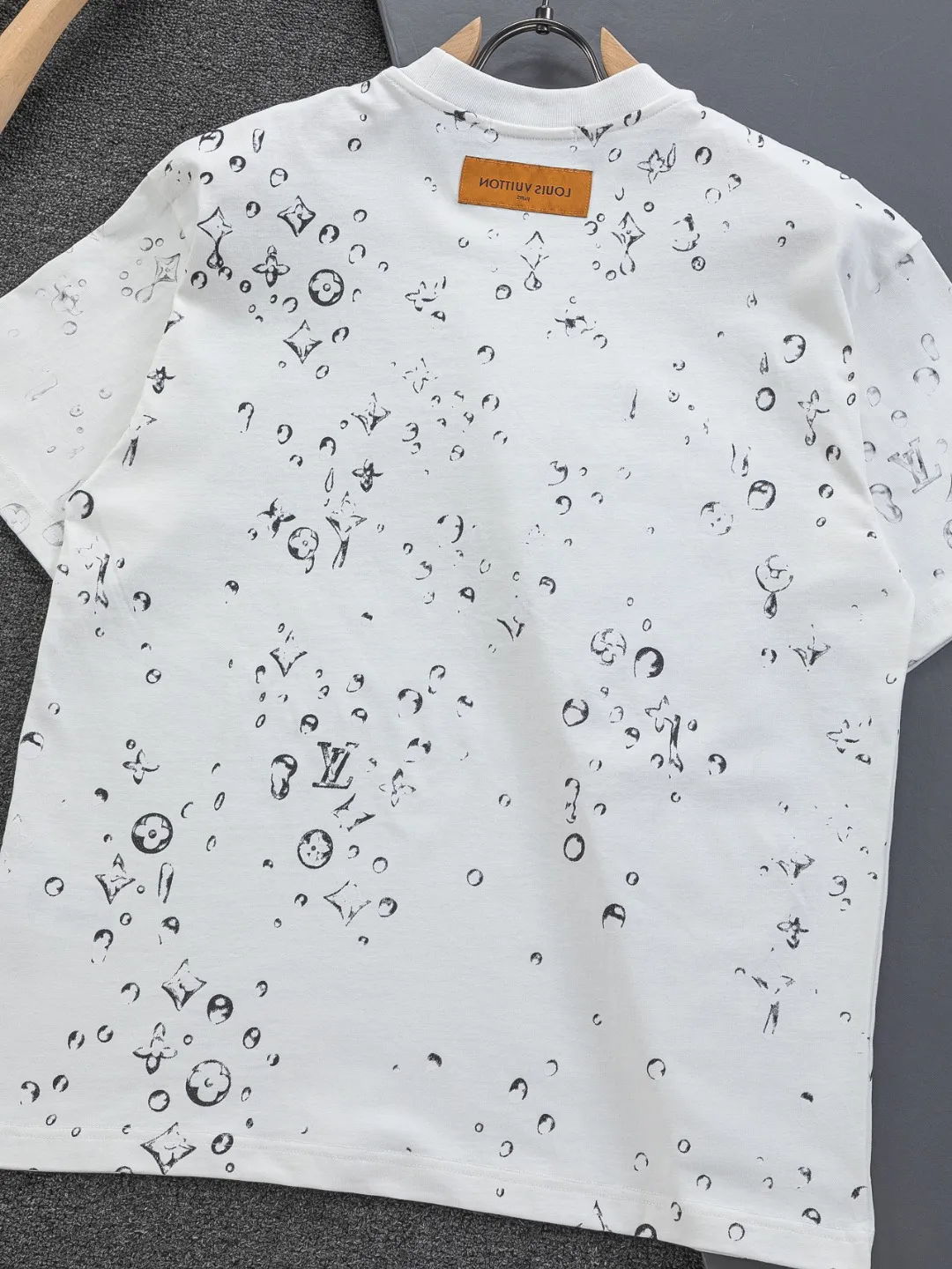 🅿️200 Louis Vuitton 1V LV lv slightly wide version S-XL LV 26ss new products are available at counters simultaneously. Multiple craftsmanship. Gold thread jacquard checkerboard letters on the chest🪡 embroidery. Round neck short-sleeved T-shirt, same style for men and women! Consigned to one-to-one creation. Synchronized with the official website, pure cotton fabrics at the counter! It is close to the skin and comfortable, durable and easy to wear. It has a classic and simple logo design and meticulous original craftsmanship. Short-sleeves, a must-have item for men, do not appear to be the same for the general public, but must be unique and eye-catching. This LV short-sleeve is all about quality, comfort, the same shape and fashion as always, including fabrics and cutting techniques. All of them have been made with great effort! 320 grams of washed pure cotton fabric, pure cotton is breathable, very refreshing and comfortable for daily wear. The rib knitting on the neckline is smooth and tight, and the neckline will not be skewed if you toss it at will. The loose version, you will find that it looks really good on the upper body. The overall is minimalist and neat, super versatile for daily use! Pair it casually with a pair of pants for a youthful look. A T-shirt will make your outfit crazy. It is a fashionable item that can never go wrong! Color: Black White Size: S-XL Size chart: S: Shoulder width 50-Bust 56-Length 70 M: Shoulder width 52-Bust 57-Length 72 L: Shoulder width 54-Bust 59-Length 74 XL: Shoulder width 56-Bust 62-Length 76